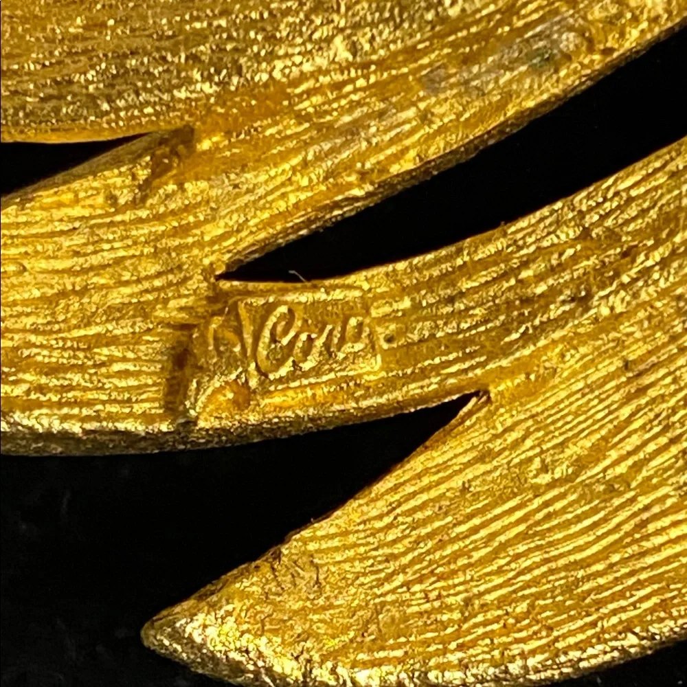 Vintage Coro Gold Tone Florentine Ribbon Leaf Brooch Signed Mid Century - Picture 2 of 7